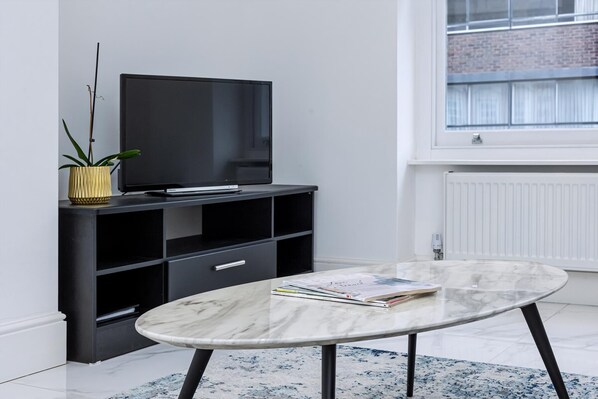 Apartment (Modern Flat, Steps from Oxford Street) | Living room