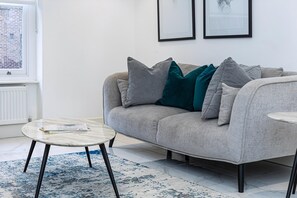 Living room - Modern Flat, Steps From Oxford Street! (London)