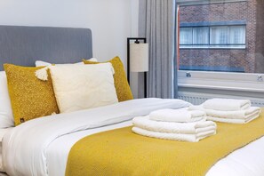 2 bedrooms, free WiFi - Modern Flat, Steps From Oxford Street! (London)