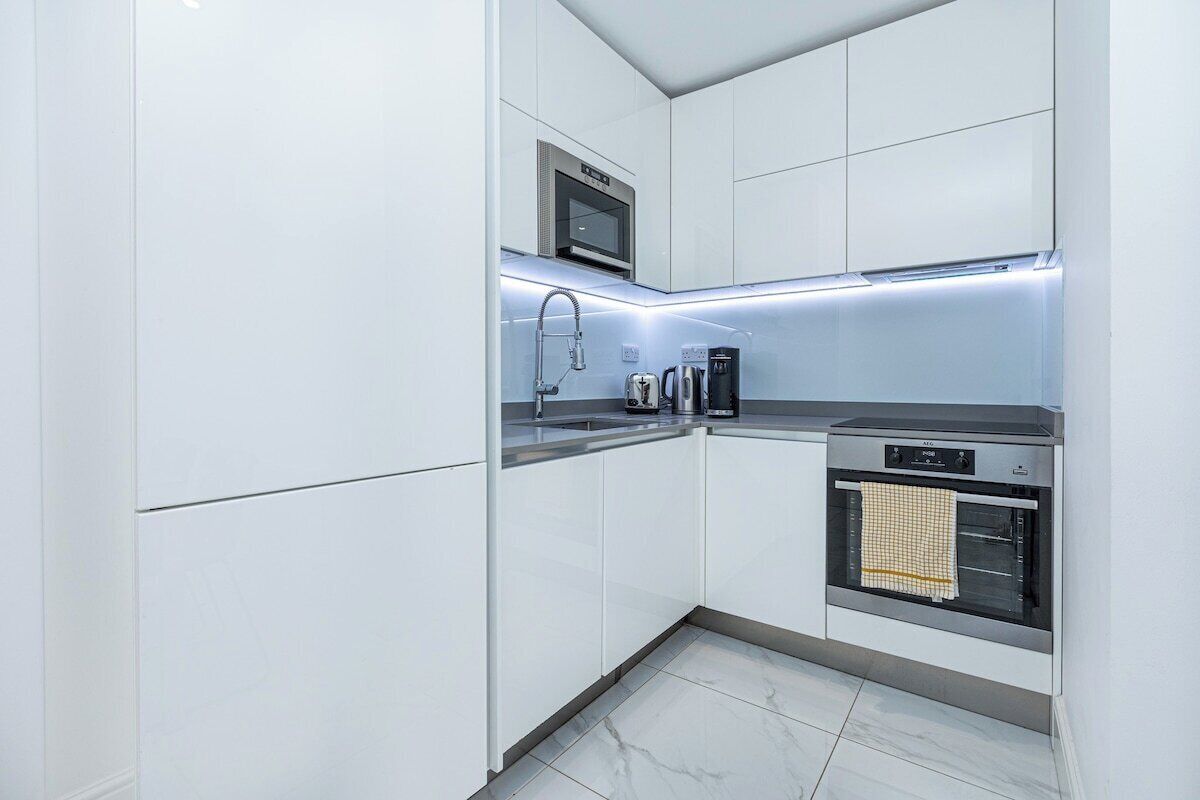 Apartment (Modern Flat, Steps from Oxford Street) | Private kitchen