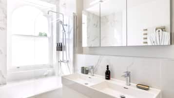 Apartment (Light & Luxury Chelsea Apartment: Pri) | Bathroom