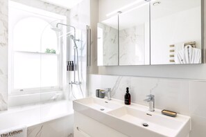 Apartment (Light & Luxury Chelsea Apartment: Pri) | Bathroom