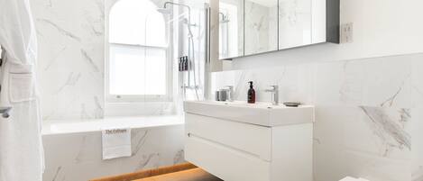 Apartment (Light & Luxury Chelsea Apartment: Pri) | Badezimmer