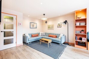 Leilighet (Bright 2-Bed Home Near Putney Riversi) | Oppholdsrom | TV