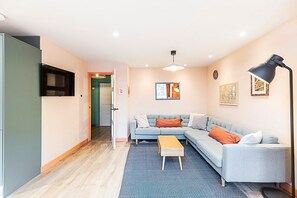 Apartment (Bright 2-Bed Home Near Putney Riversi) | Living room | TV