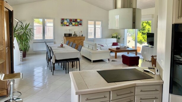 A spacious living area with a dining table, sofa, and kitchen with a stove. - House Sainte-Marie de Ré (Sainte-Marie-de-Ré)