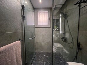 Douche, serviettes fournies
