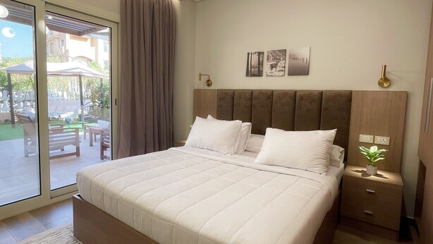 3 bedrooms, iron/ironing board, internet, bed sheets - Hotel Apartment in Sheikh Zayed – Zayed Suites A (First 6th of October)
