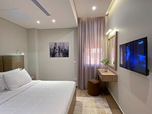 3 bedrooms, iron/ironing board, internet, bed sheets