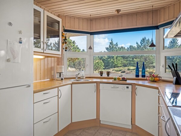 Fridge, microwave, dishwasher, cookware/dishes/utensils