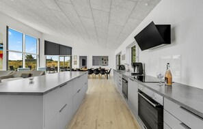 Fridge, oven, stovetop, dishwasher - Gorgeous home in Ringkøbing with sauna (Ringkøbing)