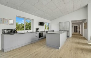 Kühlschrank, Ofen, Herdplatte, Geschirrspüler