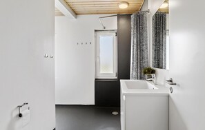 Shower - Stunning home in Harboøre with WiFi (Harboøre)