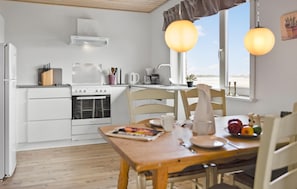 Fridge, microwave, dishwasher, coffee/tea maker - Stunning home in Harboøre with WiFi (Harboøre)