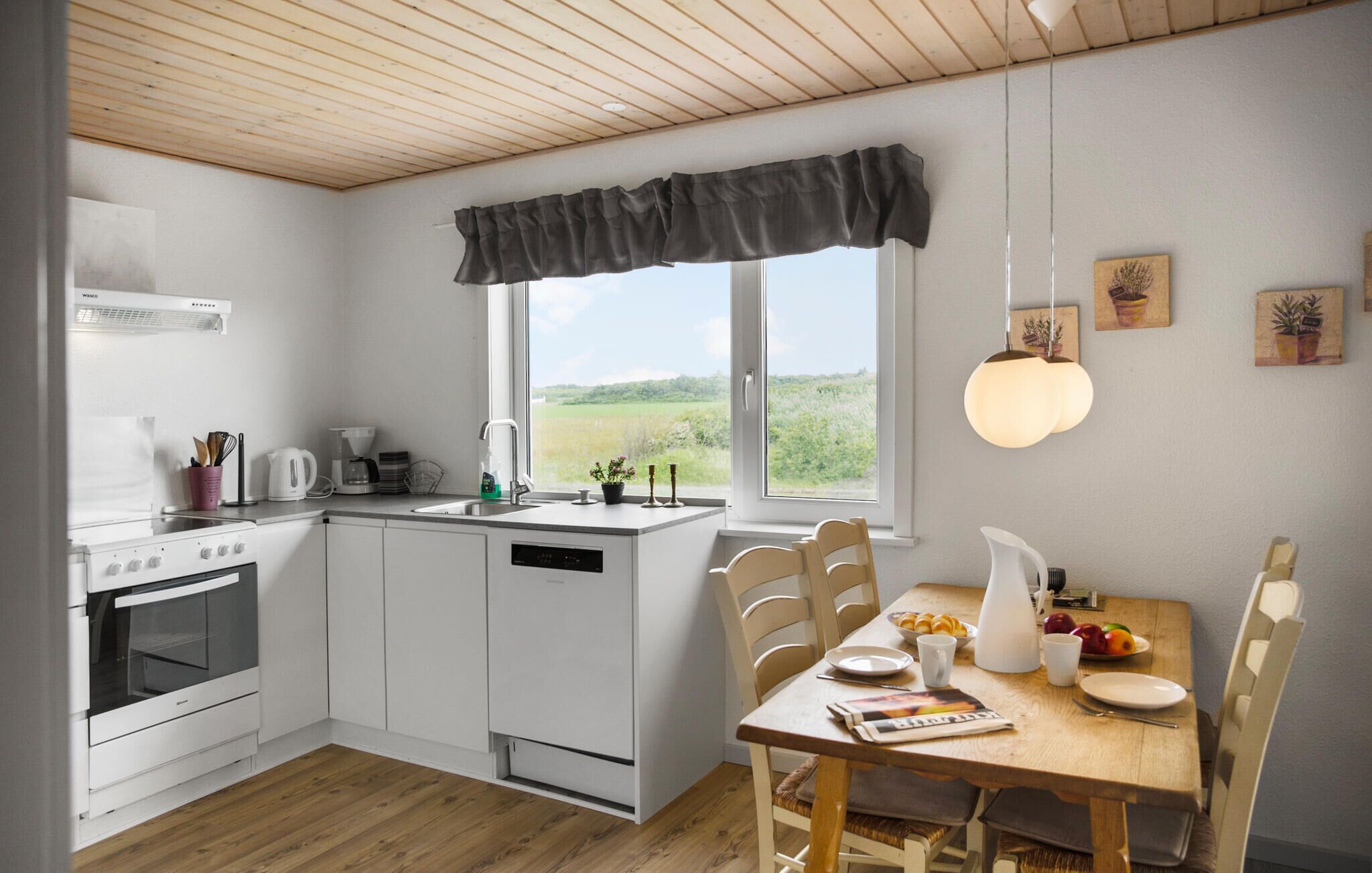 Kylskåp, diskmaskin och kaffe- och tebryggare