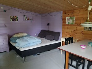 Ein Schlafzimmer mit einem Bett, einem Schreibtisch und einem Stuhl.