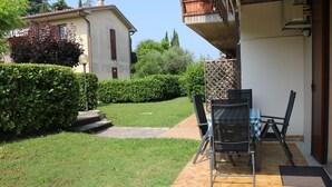 Outdoor dining - Apartment in Lazise near Beach & Pool (Lazise)