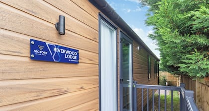 Outstanding and luxurious lodge with one double bedroom and one twin bedroom.