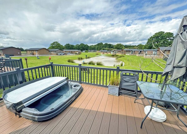 Outdoor spa tub - Outstanding and luxurious lodge with one double bedroom and one twin bedroom. (Eaton, Congleton)