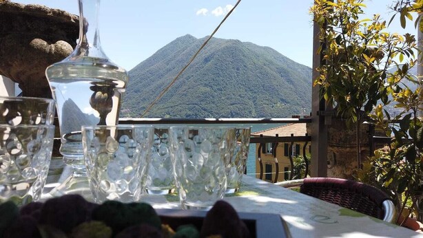 A table with clear glassware and a mountain view in the background. - Villa Ada - detached house, Lake Como view (Argegno)