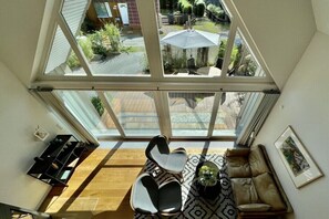 Smart-TV, Kamin, Bücher, Stereoanlage