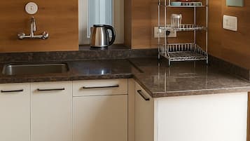 Family Cottage, Balcony, Mountain View | Private kitchenette