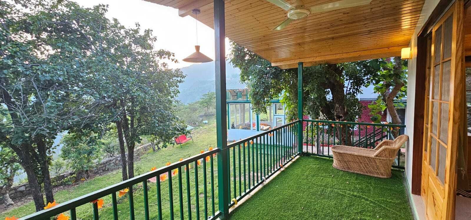 Casa de campo familiar, balcón, vista a la montaña | Balcón