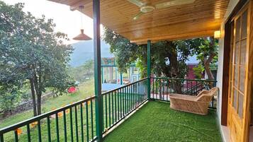 Casa de campo familiar, balcón, vista a la montaña | Balcón