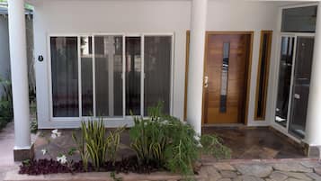 Vista frontal de la propiedad