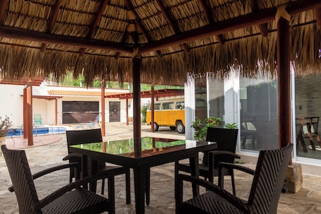 ๋๋ญ์ค ํ์ฐ์ค, ์นจ์ค 2๊ฐ | ํ
๋ผ์ค/ํํฐ์ค