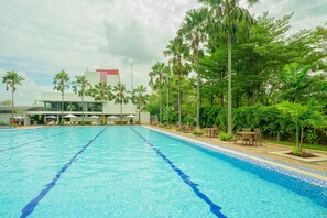 Outdoor pool - DREAM INN Aeropolis By Reccoma (Tangerang)