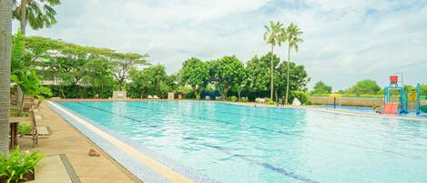 Una piscina al aire libre