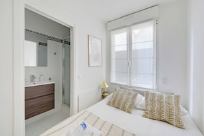 1 chambre, fer et planche à repasser, accès Internet, draps fournis