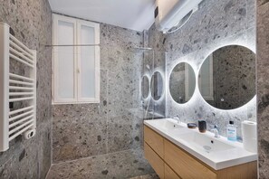 Shower, hair dryer, towels