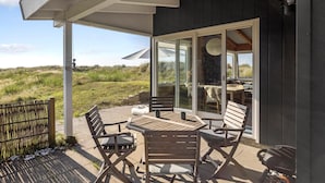 Outdoor dining - Simple summer living in magical setting (Nykøbing Sj)