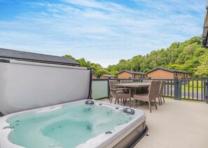 Outdoor dining - 4 bedroom accommodation in Caerwys (Caerwys)