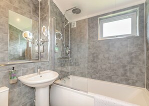 Bathroom - 4 bedroom accommodation in Caerwys (Caerwys)