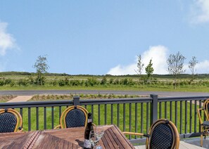 Outdoor dining - This spacious lodge is perfect for a break away in the English countryside. (Snitterfield, Stratford Upon Avon)