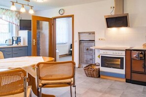 Kylskåp, ugn och spishäll