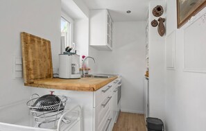 Fridge, stovetop, coffee/tea maker