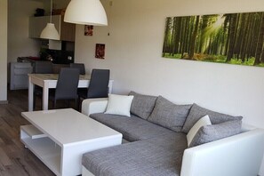 Smart TV, DVD player, pebolim, mesa de pingue-pongue