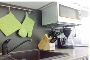 Kühlschrank, Mikrowelle, Herdplatte, Geschirrspüler