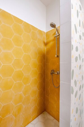 Shower, hair dryer, towels