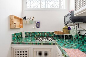 Kühlschrank, Ofen, Wasserkocher, Kochgeschirr/Geschirr/Besteck