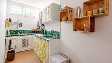 Réfrigérateur, four, bouilloire électrique