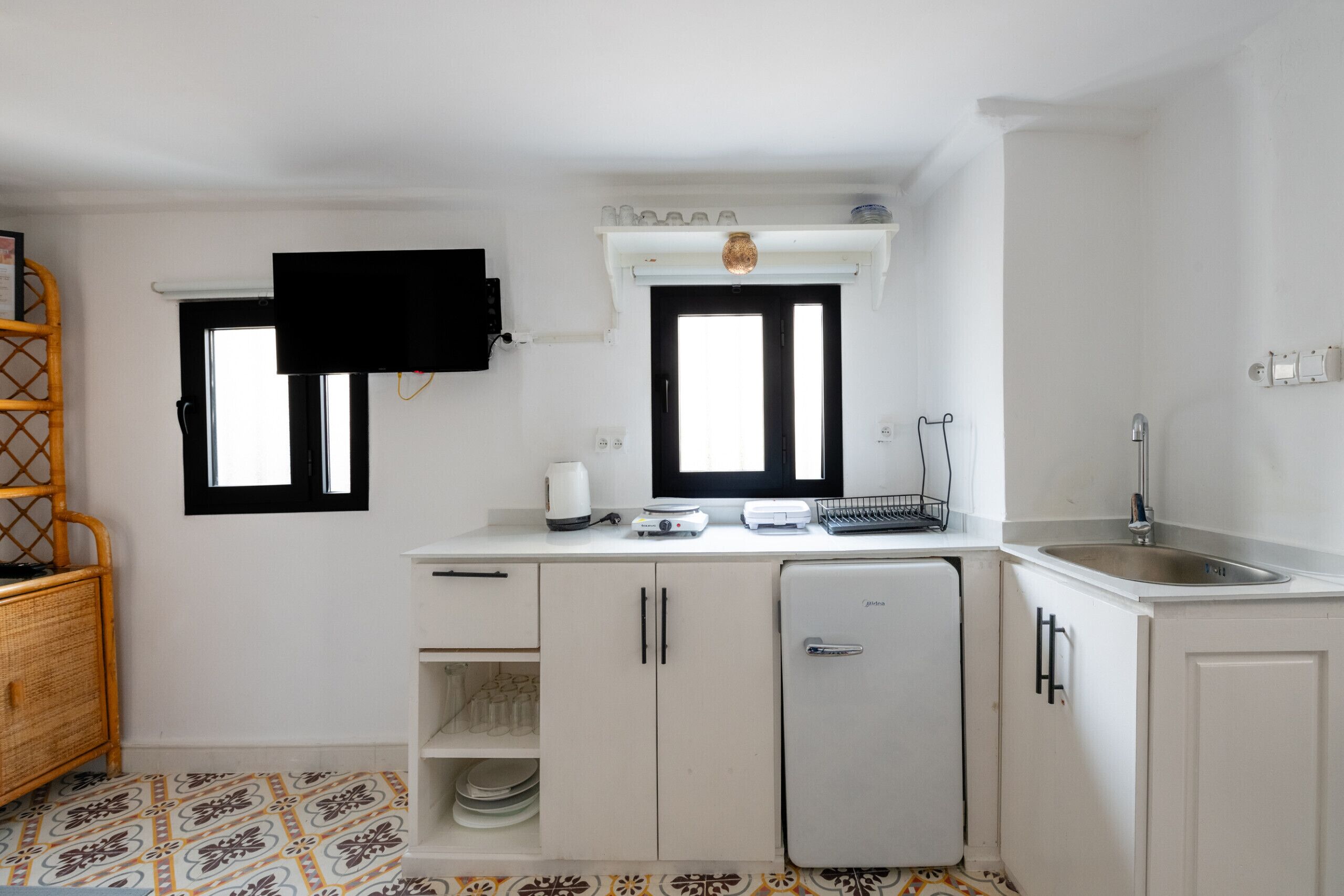 雪櫃、微波爐、咖啡機/沖茶器、電熱水壺