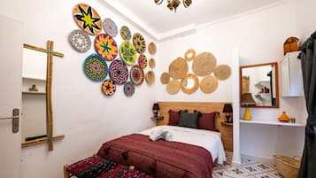 Tabla de planchar con plancha, wifi gratis y ropa de cama