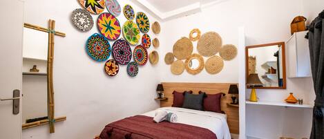 Tabla de planchar con plancha, wifi gratis y ropa de cama