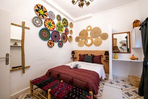 Tabla de planchar con plancha, wifi gratis y ropa de cama 