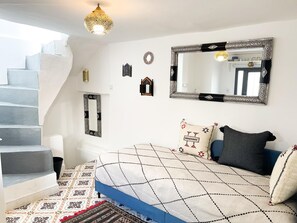 Tabla de planchar con plancha, wifi gratis y ropa de cama 